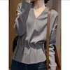 Blusa Feminina Versátil Cinza Suave Gola V Manga Longa Sem Mangas Design Doce de Primavera 2026 Cintura Marcada com Pregas