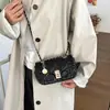 Bolso francés de un hombro para mujer 2026 otoño nuevo patrón de diamantes bordado bolso cuadrado pequeño cadena de transporte cruzado al por mayor