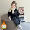Conjunto de Forro Polar con Bolsillo Estampado de Leopardo Estilo Coreano para Niñas Otoño Invierno 2026 Nueva Moda Infantil Conjunto Elegante de Dos Piezas para Niña Pequeña
