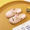 Tamancos Novo Estilo Qidashun, Sapatos de Jardim com Design de Letras de Desenho Animado Fofo para Casais, Sapatos de Praia Masculinos e Femininos Atacado, Antiderrapantes