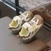 Tênis esportivos infantis, coleção outono 2026 novo para meninos, cabedal em malha, resistente a impactos, sapatos casuais, versátil para meninas, antiderrapante, sapatos de sola plana