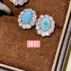 Atmósfera Retro de Gama Alta Rodeada de Pendientes, Anillos, Collares con Piedras de Patrón Marino de Circonita, Trajes Blancos de Lujo y Elegancia