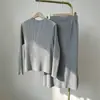 A nova coleção de outono de Miyake apresenta looks femininos estilosos e da moda, incluindo um conjunto completo de top e saia, um conjunto moderno de duas peças