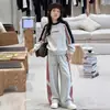 Conjunto de outono para meninas 2026 novo estiloso e moderno conjunto de duas peças de moletom e calça casual infantil atacado