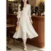 Vestido francês com decote em V, nova coleção outono 2026, design que marca a cintura para um efeito emagrecedor, exalando uma vibe sofisticada e gentil estilo Hepburn, vestido de manga longa