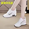 Tênis Branco Feminino com Aumento Interno de Altura e Solas Grossas, Novos Sapatos Casuais Outono e Inverno 2026, Versátil Estilo Coreano com Malha Vazada Sapatos Femininos