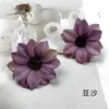 Flor de Simulação Flor de Crisântemo Pavão Colorido Cabeça de Flor Material para Guirlanda Corsage Adereço Salão de Casamento Cenário Arranjo de Flores Pequeno Ornamento