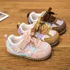 Tênis Respiráveis de Malha para Meninas, Novos Sapatos de Caminhada Macios para Outono, Sapatos de Bebê Florais Fofos, Sapatos Casuais para Crianças
