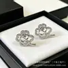 Pendientes de Trébol de Cuatro Hojas con Tachuelas de Diamante, Nueva Colección Primavera/Verano 26 de D Brand, Artículo Popular de Transmisión en Vivo Transfronteriza, Pendientes de Nariz de Cerdo, Venta al por Mayor desde el Fabricante