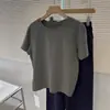 Camiseta elegante de manga curta, gola redonda, com botões e bordado nas costas para mulheres, top casual de outono, corte solto, camada interna escovada