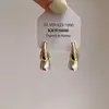 Aretes de Frijol en Forma de C Blancos Crema Suaves y Elegantes para Mujer, Diseño de Nicho Simple, Lujo Ligero, Aretes de Tuerca de Gama Alta