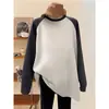 Camiseta de manga larga de tela cepillada engrosada con bloques de color para mujer, de longitud media para cubrir las caderas, combinada con pantalones de tiburón, top y camiseta básica para otoño