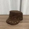 Gorra de Béisbol de Ala Plana con Remaches Estilo Retro Americano Primavera/Otoño 2026 para Mujer Estilo Coreano Personalidad Moda Versátil Adelgazante de Rostro Sombrero de Equitación