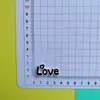 Novos adesivos LOVE tridimensionais letras de desenho animado grampo de cabelo buraco fivela de sapato copo capa de celular geladeira fivela de sapato