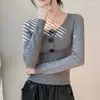 Blusa de tricô com gola U e botões delicados para mulheres, suéter curto slim fit versátil, nova blusa base da moda