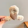 Presilha de cabelo de pelúcia cor de café estilo coreano, um acessório de cabelo sofisticado e versátil para mulheres, tamanho grande, realça o volume do cabelo, estilo presilha de tubarão