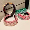 Diadema Trenzada Bicolor para Primavera y Verano con Ala Ancha, Diseño de Copa Alta, Efecto Adelgazante del Rostro, Adecuada para Salidas Diarias y Lavado de Cara