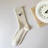 Calcetines populares europeos y americanos de media pantorrilla para primavera y otoño, desodorantes y absorbentes del sudor, calcetines con letras de color sólido, mismo estilo para parejas, listos para la venta