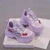 Zapatos Deportivos para Niñas 2026 Estilo Nuevo Zapatos de Dial para Niños Rosa Morado Lazo de Dibujos Animados Suela Suave Zapatos Tipo Papá para Niñas