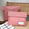 Bolsa de Embalaje de Tela No Tejida Morada Bolsa de Embalaje para Tienda de Ropa Bolsa a Prueba de Polvo Logo Personalizado Stock Listo Embalaje con Botón de Presión