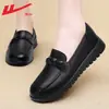 Sapatos de trabalho femininos de couro slip-on com solas macias que não cansam os pés, adequados para mães, sapatos pretos profissionais para escritório