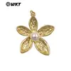 Wt-P2079 Nuevo Diseño Único y Diverso Colgante de Latón Incrustado con Flor Tridimensional y Perlas Accesorios Hechos a Mano