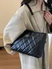Bolsa de Ombro Acolchoada Grande Capacidade para Viagens Transfronteiriças para Mulheres, Nova Moda 2026 Simples Estilo Chanel Bolsa de Ombro Transversal