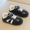 Zapatillas de entrenamiento alemanas para niños, nuevo lanzamiento de otoño 2026, ligeras, versátiles, casuales para niños, con rayas, suela blanda, zapatillas Forrest Gump para niñas