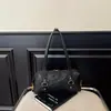 Bolsa tipo almofada para o dia a dia, novo modelo vintage 2026, bolsa tipo almofada de couro encerado com rebites texturizados, bolsa de ombro única de luxo leve para mulheres