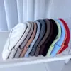 Modioso Gorro de Punto Versátil y Cálido con Etiqueta de Cuero para Mujer, Nuevo Gorro de Invierno a Prueba de Viento, Gorro de Lana Elegante de Color Sólido