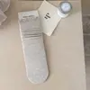 Nuevos calcetines de mujer para principios de otoño, color liso con pequeño ribete de encaje, calcetines de algodón a rayas verticales estilo japonés de media pantorrilla holgados para mujer