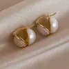 Pendientes geométricos de perlas y circonitas transfronterizos europeos y americanos, pendientes exquisitos de nicho de lujo ligero de alta gama, accesorios para orejas simples y elegantes para mujer