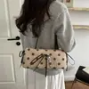 2026 Suede Moda Transfronteiriça Design Simples Senso de Design Pingente de Bolinhas Grande Capacidade Estilo Coreano Para o Trabalho Ombro Único Sob o Braço Bolsa Feminina
