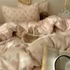 Juego de Cuatro Piezas de Ropa de Cama de Gasa de Doble Capa de Algodón Puro Grado Maternidad y Bebé, Sábana con Estampado Floral Ins, Funda de Edredón, Juego de Tres Piezas para Dormitorio