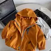 Jaquetas Infantis 2026 Primavera Meninos Tendência Cool com Capuz Corta-Vento Bebê Criança Estilosas Jaquetas para Exterior Meninas Fashion