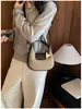 Bolso de mano de terciopelo transfronterizo, minimalista y moderno, una lujosa nueva colección de otoño 2026 para mujer, con un colgante en forma de corazón, diseñado para llevar al hombro, en la mano, cruzado o debajo del brazo.