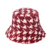 Sombrero de Pescador de Felpa Japonés y Coreano Otoño e Invierno 2025 Popular para Viajes Cálido Cuadros Houndstooth Pelo de Conejo Sombrero Cubo Venta al por Mayor para Hombres y Mujeres