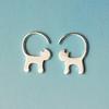 Aretes de botón de aguja de plata s925 gato estrella Cola larga de gato personalidad chic para mujer aretes lisos de plata cepillada