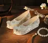 Zapatos de Arco Xueqing Zapatos Antiguos Hanfu Aumento Interno de Altura Zapatos de Tela sin Cordones Brocado Forjado Zapatos de Mujer Estilo Étnico Zapatos de Tela Bordados