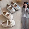 Sapatos femininos de bico fino com bolinhas estilo francês 2026 novo primavera e verão versátil com saias salto baixo Mary Jane sapatos pequenos de couro