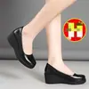Zapatos de una sola pieza de cuero negro suave de mamá para mujer 2026 Otoño Nuevo Estilo Suela Gruesa Cómodos Antideslizantes Tacón de Cuña Zapatos de Trabajo para Viajar Zapatos de Mujer