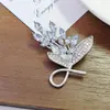 Nuevo broche de aleación para mujer, moderno y de alta gama, pin de lujo nicho para abrigos y trajes, simple y elegante, broche versátil