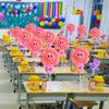 Começamos a escola, mesa de sala de aula, balões flutuantes, atmosfera de atividade do festival de jardim de infância, cena, fantasia e arranjo