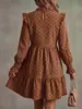 Vestido elegante de otoño e invierno europeo y americano con lunares y flores, cuello alto de encaje y falda de capas tipo pastel para el uso diario de las mujeres en el trabajo