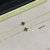 Pulsera Flor Única de Trébol de Cuatro Hojas de la Suerte de Van Gogh Pulsera de Ágata Roja y Nácar Blanco para Mujer Oro Rosa de 18 Quilates Tamaño Mini Pequeño