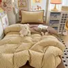 Popular Juego de Cuatro Piezas de Hilo Esponjoso con Patrón de Triángulos, Tacto de Algodón Ultra Suave, Juego de Cama de Tres Piezas para Temporada Estudiantil, Cama Individual, Dormitorio
