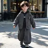 Traje de otoño e invierno para niño 2026 nuevo estilo coreano chaqueta acolchada conjunto de tres piezas elegante para bebé