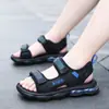 Sandálias Infantis 2026 Verão Novo Estilo Crianças Médias e Grandes Abertas na Ponta Solado Macio Leve Velcro Amortecedor de Ar Casual Sapatos de Praia Modernos