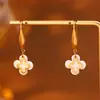 Pendientes de acero inoxidable con forma de flor de cuatro hojas, estilo europeo y americano, chapados en oro real de 18 quilates, pendientes impermeables de concha natural de alta gama para mujer