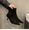 Botas de tornozelo femininas finas de camurça marrom com salto alto e bico fino 2026 novas outono e inverno com veludo interior botas de tornozelo francesas pequenas